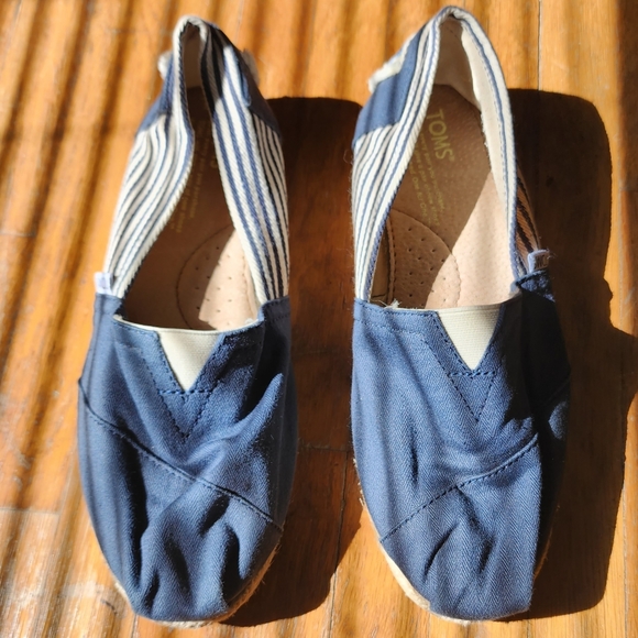 ✨️🍁🍂✨️TOMS slip on shoes. Navy with navy/white stripe. Size 8 - Picture 5 of 11